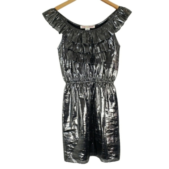 Amanda Uprichard Dresses & Skirts - Amanda uprichard silk Platinum metallic ruffle off the shoulder dress